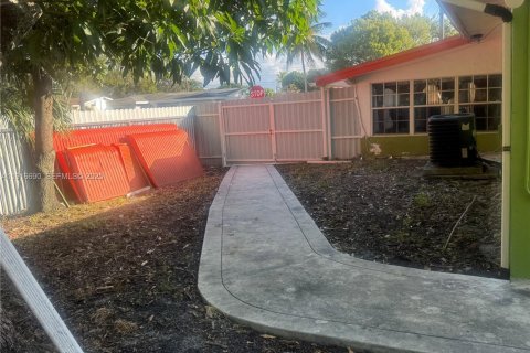 House in Pembroke Pines, Florida 2 bedrooms, 101.64 sq.m. № 2076721 - photo 8