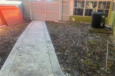 House in Pembroke Pines, Florida 2 bedrooms, 101.64 sq.m. № 2076721 - photo 7