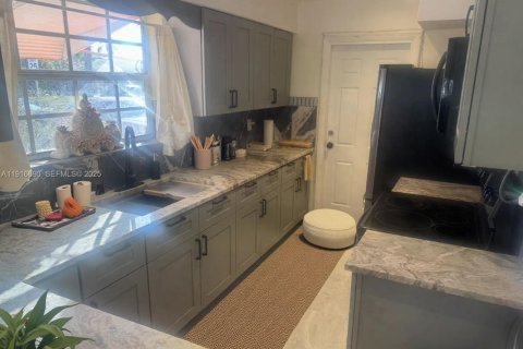 House in Pembroke Pines, Florida 2 bedrooms, 101.64 sq.m. № 2076721 - photo 4