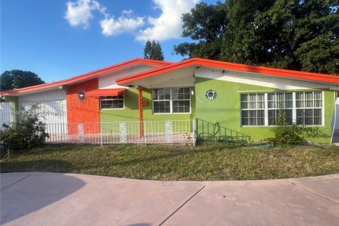 House in Pembroke Pines, Florida 2 bedrooms, 101.64 sq.m. № 2076721 - photo 5