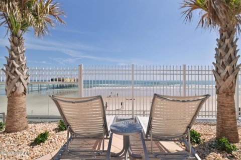 Condo in Daytona Beach Shores, Florida, 2 bedrooms № 2259545 - photo 7