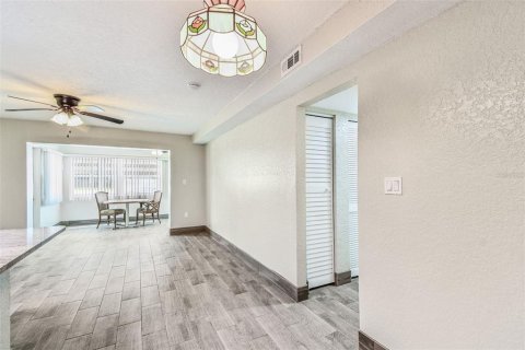 Condo in New Port Richey, Florida, 2 bedrooms  № 1855488 - photo 13