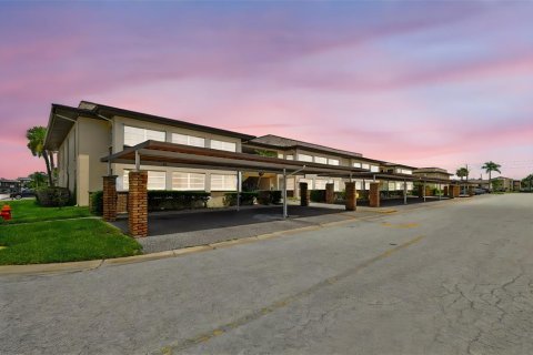 Condo in New Port Richey, Florida, 2 bedrooms  № 1855488 - photo 1