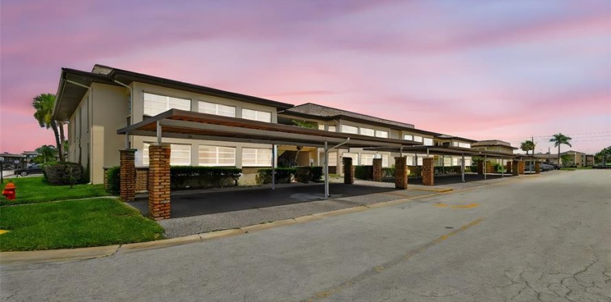 Condo in New Port Richey, Florida, 2 bedrooms № 1855488
