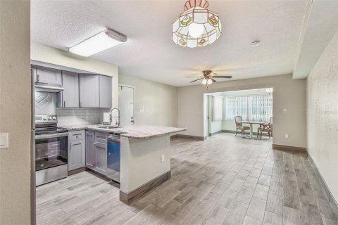 Condo in New Port Richey, Florida, 2 bedrooms  № 1855488 - photo 12