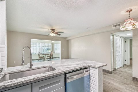 Condo in New Port Richey, Florida, 2 bedrooms  № 1855488 - photo 16
