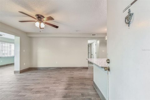 Condo in New Port Richey, Florida, 2 bedrooms  № 1855488 - photo 7