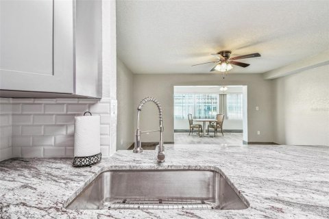 Condo in New Port Richey, Florida, 2 bedrooms  № 1855488 - photo 15