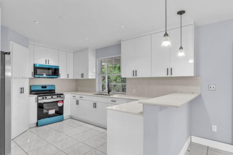 House in Miramar, Florida 3 bedrooms, 106.65 sq.m. № 1760786 - photo 8