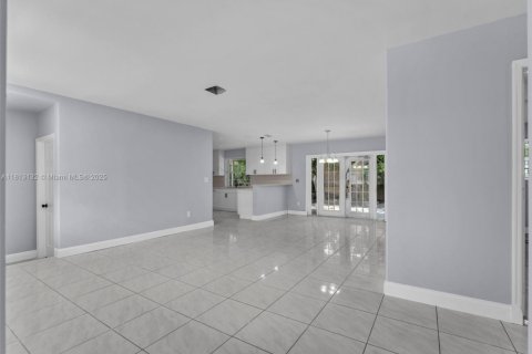House in Miramar, Florida 3 bedrooms, 106.65 sq.m. № 1760786 - photo 6