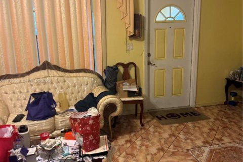 Casa en venta en North Miami, Florida, 3 dormitorios, 141.21 m2 № 1984140 - foto 2