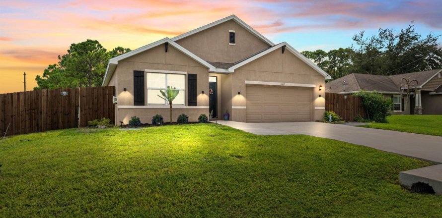 House in Port St. Lucie, Florida 4 bedrooms, 178 sq.m. № 2383041