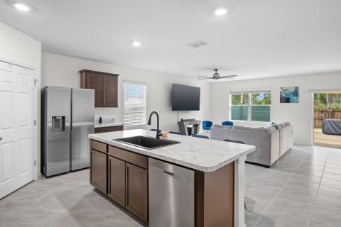 House in Port St. Lucie, Florida 4 bedrooms, 178 sq.m. № 2383041 - photo 7