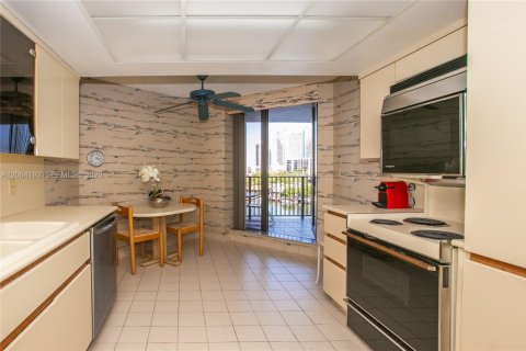 Condominio en venta en Hallandale Beach, Florida, 2 dormitorios, 147.81 m2 № 2339844 - foto 12