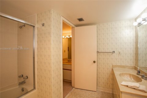 Condominio en venta en Hallandale Beach, Florida, 2 dormitorios, 147.81 m2 № 2339844 - foto 14