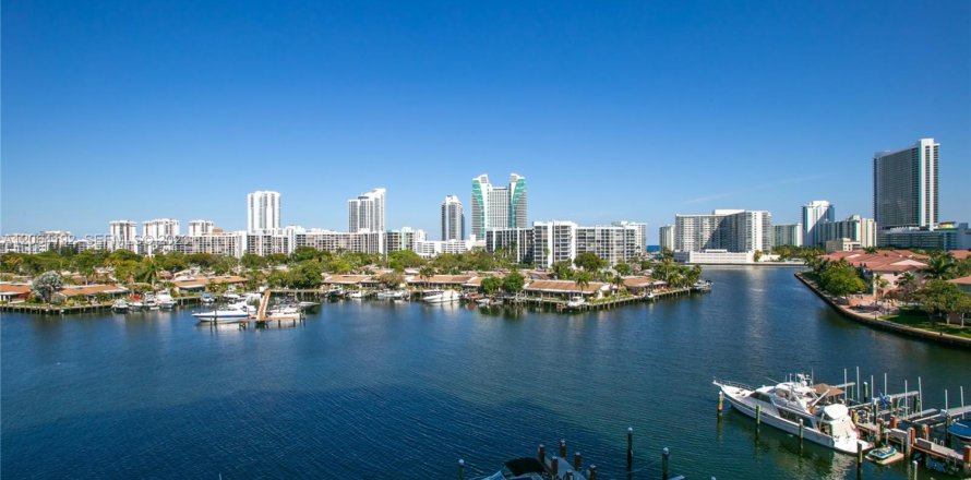 Condominio en Hallandale Beach, Florida, 2 dormitorios  № 2339844