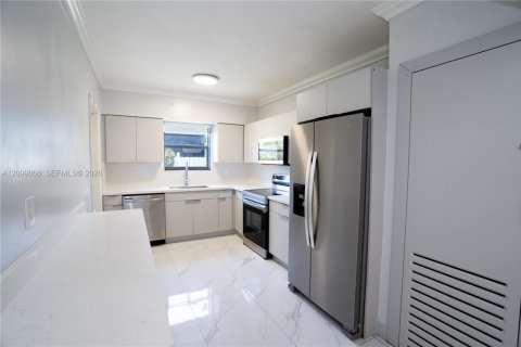 Touwnhouse à louer à North Miami Beach, Floride: 3 chambres, 222.78 m2 № 2397874 - photo 9