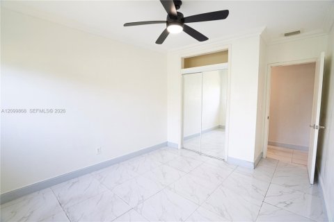 Touwnhouse à louer à North Miami Beach, Floride: 3 chambres, 222.78 m2 № 2397874 - photo 10