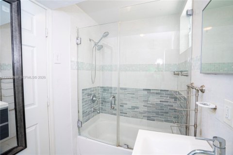 Touwnhouse à louer à North Miami Beach, Floride: 3 chambres, 222.78 m2 № 2397874 - photo 13