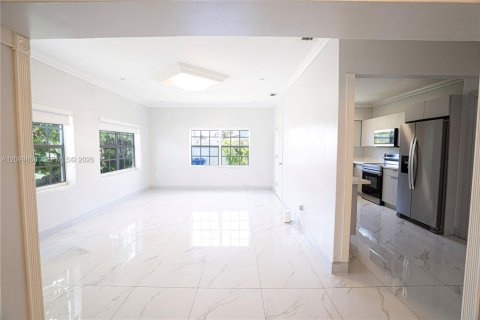 Touwnhouse à louer à North Miami Beach, Floride: 3 chambres, 222.78 m2 № 2397874 - photo 3