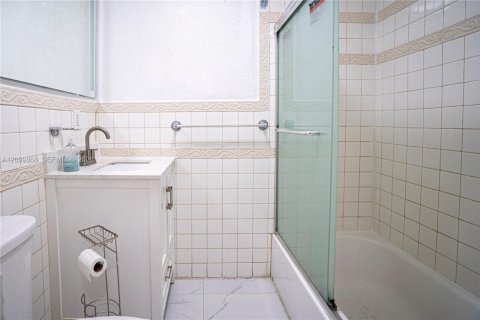 Touwnhouse à louer à North Miami Beach, Floride: 3 chambres, 222.78 m2 № 2397874 - photo 16