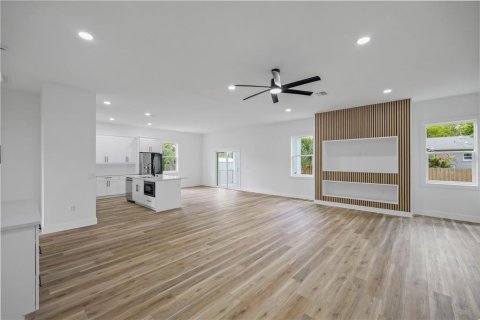 House in Hudson, Florida 3 bedrooms, 192.12 sq.m. № 2098362 - photo 7
