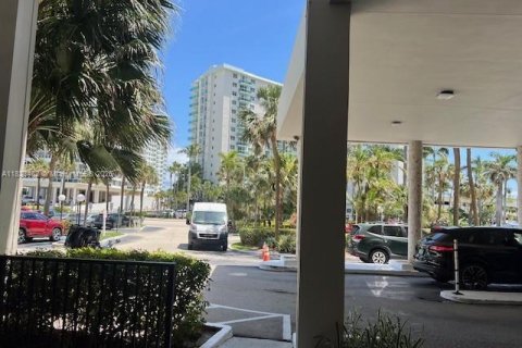 Commercial property in Hollywood, Florida № 1811418 - photo 3