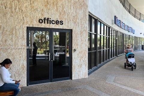 Commercial property in Hollywood, Florida № 1811418 - photo 1