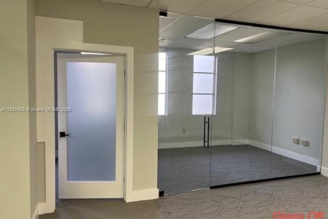 Commercial property in Hollywood, Florida № 1811418 - photo 13