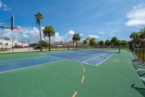 Townhouse in Cocoa Beach, Florida 3 bedrooms, 155.52 sq.m. № 1916077 - photo 24