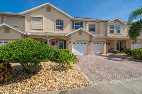 Townhouse in Cocoa Beach, Florida 3 bedrooms, 155.52 sq.m. № 1916077 - photo 1