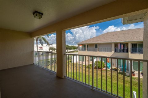 Townhouse in Cocoa Beach, Florida 3 bedrooms, 155.52 sq.m. № 1916077 - photo 16