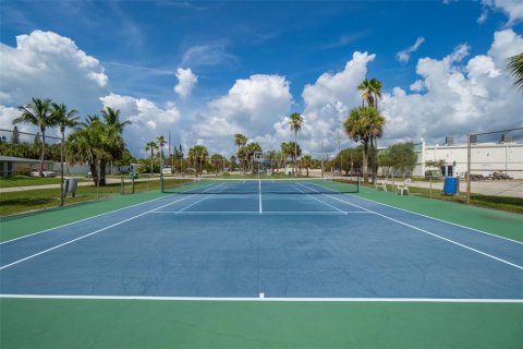 Townhouse in Cocoa Beach, Florida 3 bedrooms, 155.52 sq.m. № 1916077 - photo 23