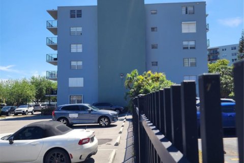 Condominio en venta en North Miami, Florida, 56.86 m2 № 2013780 - foto 2