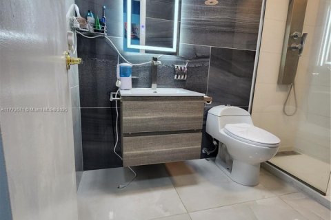 Condominio en venta en North Miami, Florida, 56.86 m2 № 2013780 - foto 13