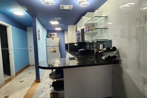 Condominio en venta en North Miami, Florida, 56.86 m2 № 2013780 - foto 11