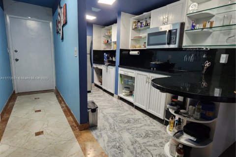 Condominio en venta en North Miami, Florida, 56.86 m2 № 2013780 - foto 7