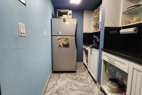 Condominio en venta en North Miami, Florida, 56.86 m2 № 2013780 - foto 8