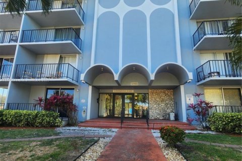 Condominio en venta en North Miami, Florida, 56.86 m2 № 2013780 - foto 3