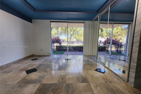 Condominio en venta en North Miami, Florida, 56.86 m2 № 2013780 - foto 1