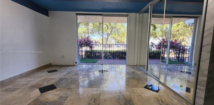 Estudio en el Condominio en North Miami, Florida  № 2013780