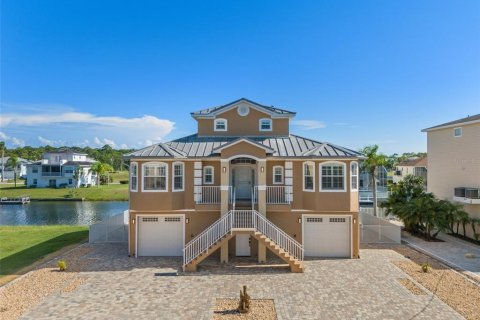 House in Hernando Beach, Florida 4 bedrooms, 175.96 sq.m. № 1339920 - photo 1