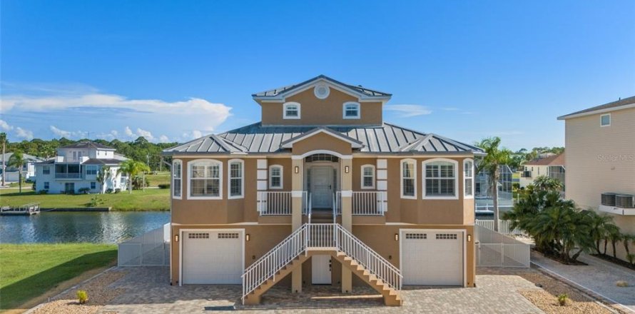 House in Hernando Beach, Florida 4 bedrooms, 175.96 sq.m. № 1339920