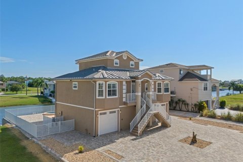 House in Hernando Beach, Florida 4 bedrooms, 175.96 sq.m. № 1339920 - photo 3