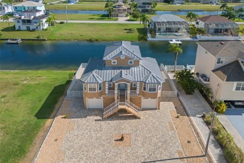 House in Hernando Beach, Florida 4 bedrooms, 175.96 sq.m. № 1339920 - photo 5