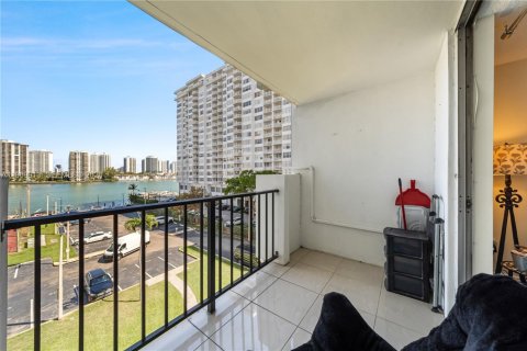 Condo in Aventura, Florida, 1 bedroom  № 2030702 - photo 14