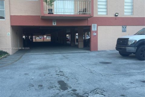 Copropriété à louer à Hialeah, Floride: 2 chambres, 91.04 m2 № 1963941 - photo 3