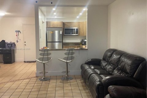 Copropriété à louer à Hialeah, Floride: 2 chambres, 91.04 m2 № 1963941 - photo 8