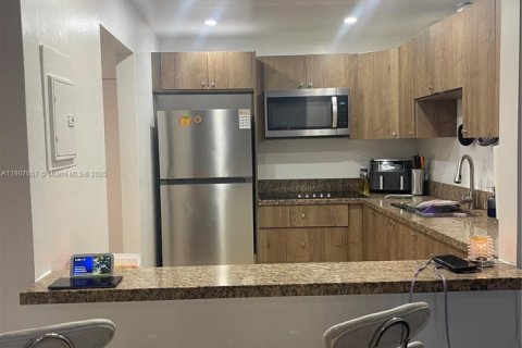 Copropriété à louer à Hialeah, Floride: 2 chambres, 91.04 m2 № 1963941 - photo 6