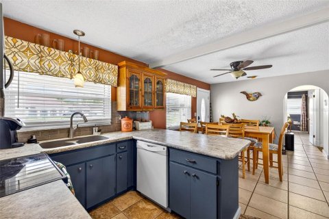 House in Zephyrhills, Florida 2 bedrooms, 113.53 sq.m. № 2230887 - photo 12